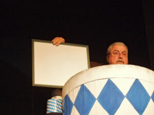 Bruder Servatius mit einem noch unbekannten Campendonk-Werk © OVTP / gp