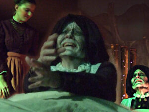 Die Bäuerin erscheint aus dem Grab © OVTP / gp