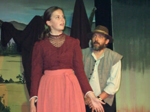 Der Bauer und seine Tochter am Grab der Mutter © OVTP / gp