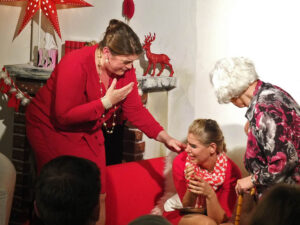 Entsetzen! Das Zimmermädchen hat den Hausherrn mit einem Messer im Rücken gefunden - © OVTP / gp