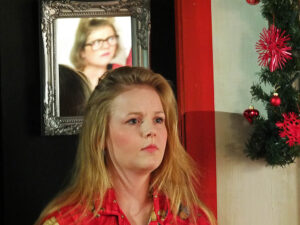 Was weiss sie? Im Spiegel regt sich Misstrauen - © OVTP / gp