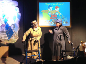 Dees is ja allerhand, was die beiden Seniorinnen auf dem Mummert-Boulevard alles zu berichten haben - © OVTP / da