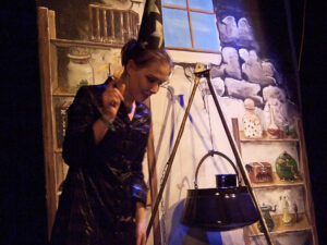 Der Kater animiert den Zauberer sich in eine Maus zu verwandeln. So kann er ihn leicht fressen. © OVTP / gp