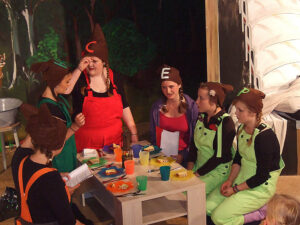 Die Zwerginnen freuen sich wie ein Schnitzel: Da ist ihnen das Sahneschnittchen von Schneewitter zugelaufen. © OVTP / gp