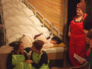 Die Zwerginnen freuen sich wie ein Schnitzel: Da ist ihnen das Sahneschnittchen von Schneewitter zugelaufen. © OVTP / gp