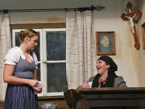 Philomena versucht bei der neuen Wirtin ein tägliches Freiessen zu ergaunern © OVTP