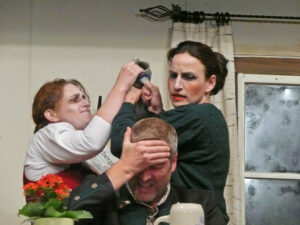 Die beiden Geister wollen Jackl ins Jenseits befördern, damit sie nicht mehr so alleine sind © OVTP