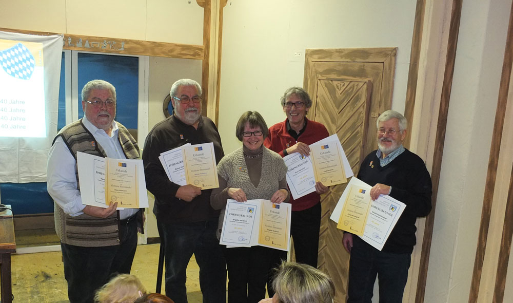 Unerse neuen Träger der goldenen Ehrennadel: (v.l.) Hans und Rainer Hofmann, Gitti und Paul Herdrich, Ewald Hornbogner - © OVTP / gp