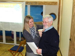 Vorstand Claudia Herdrich überreicht Ewald Hornbogner die goldene Ehrennadel des Bayerischen Amateurtheater-Verbandes - © OVTP / gp