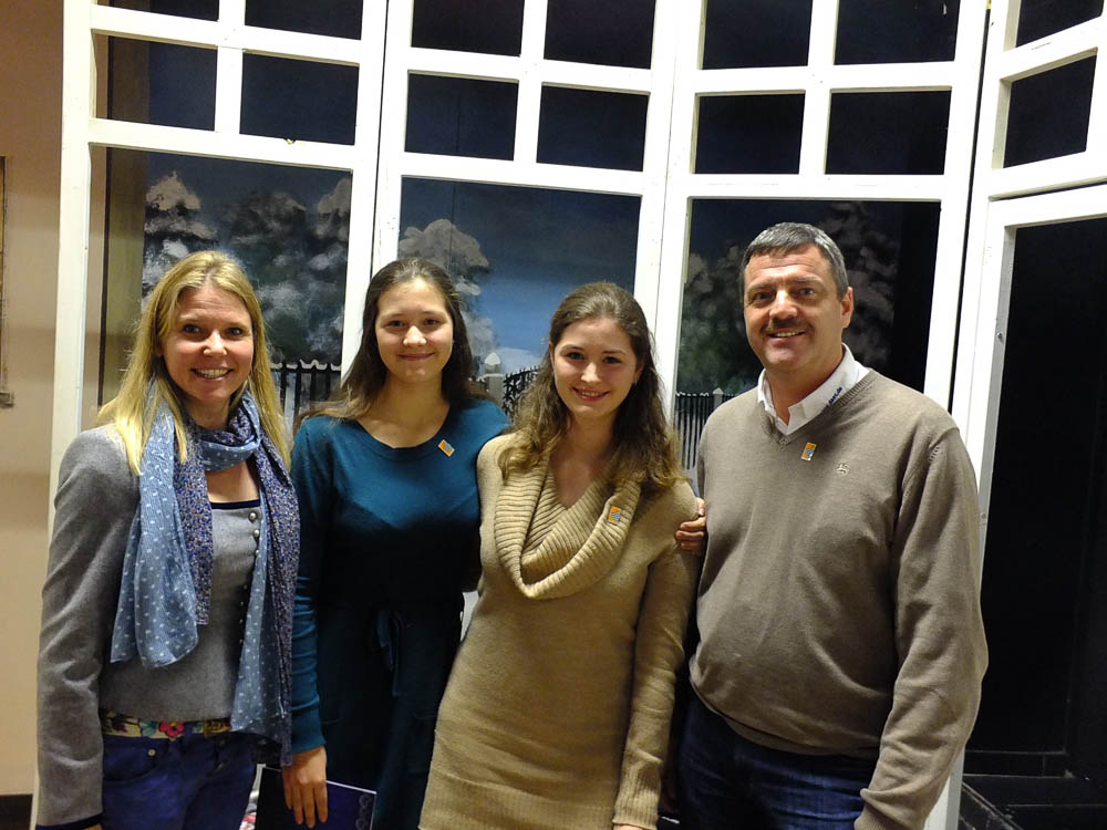 Frau Herdrich (li) mit drei unserer neuen Mitglieder: Arabella, Antonia und Norbert - © OVTP / gp