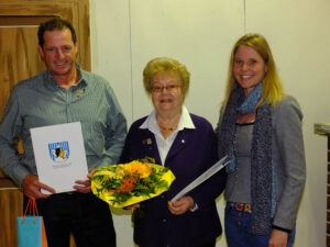 Geehrt für 25 Jahre Mitgliedschaft (v.l.) Sepp Albrecht, Rosi Zila, Claudia Herdrich - © OVTP / gp