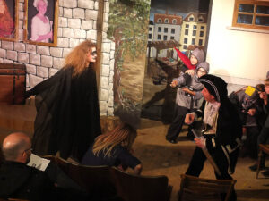 Das kleine Gespenst stellt Olaf Olafson beim Stadtfest zur Rede - © OVTP / gp