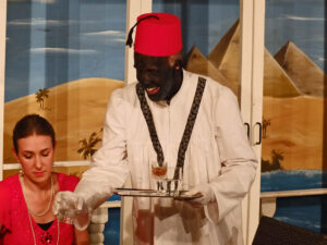 Der ewig grinsende Schiffssteward, hat er etwas zu verbergen? - © OVTP / gp