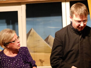 Fräulien Foliot-Foulkes und der Domherr sind ratlos. © OVTP / gp