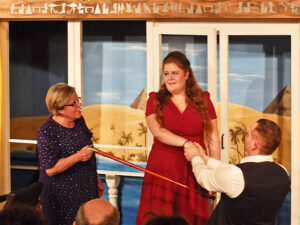 Smith wird zudringlich. Christina ist verwirrt, Tantchen "not amused" - © OVTP / gp