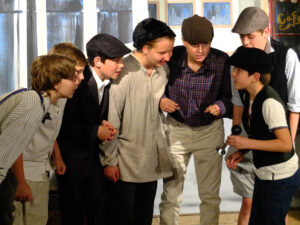 Gustav brieft seine Freunde © OVTP / gp