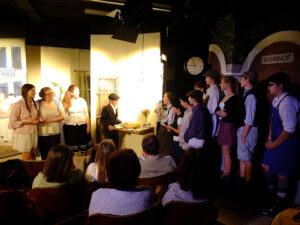 Große Einladung bei Emil; Der Professor hält eine Rede © OVTP / gp