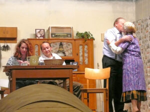 Traute Familie beim Frühstück; Mama Anni hat alles im (Würge-)Griff. © OVTP / gp