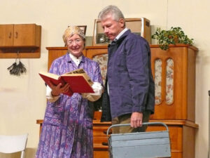 Anni zeigt stolz ihrem Enkel. Installateur Erich ist weniger begeistert. © OVTP / gp