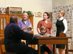 Aus Helenes Brief weiß es Mama Anni besser, als es Helene selbst berichten könnte. © OVTP / gp