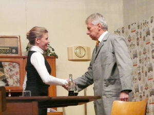 Helene und Erich begegnen sich nach Jahren wieder. © OVTP / gp