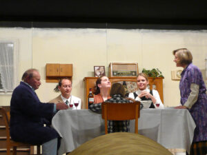 Die Mama versucht das Bild von ihrer Familie aufrecht zu erhalten. © OVTP / gp