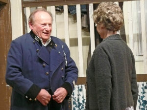 Gerade wollte er noch seinen Grauen Star beichten. Mutters neue Uniformjacke lässt ihn wieder zum Dienst gehen. © OVTP / gp