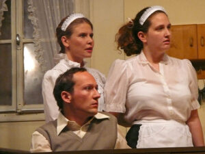 Die Mutter tobt - die Kinder beobachten gebannt die unwirkliche Szenerie. © OVTP / gp