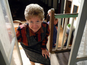 Hausmeisterin Anni betrachtet ihre Welt durch das Fenster zum Flur. © OVTP / gp