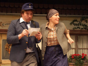 Wos woaß da Postbote? Glei z'reißts die Rosa © OVTP / gp