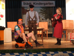 Die Sänger berichten von der roten Insel vor den Bergen - © OVTP / rh