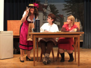 Feda, die Hüterin des Federhuts, erscheint zur Wahl. © OVTP / gp