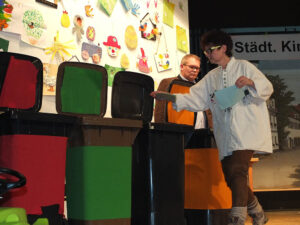 Das Auszählen erleichtern. Die Wahlzettel werden in die farblich passende Tonne geworfen - © OVTP / gp