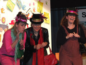 Die extravagant gekleideten Roche-Damen bezirzen den Bürgermeister - © OVTP / gp