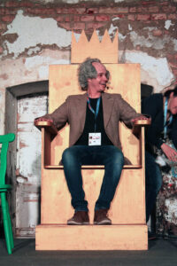 Ganz schee frech! Sendl nimmt auf dem Thron der Bürgermeisterin Platz. © OVTP / da