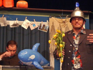 Wiggal kommt zum Gratulieren sogar nach Italien auf den Campingplatz. Die Blumen haben etwas unter der Anfahrt gelitten. © OVTP / gp