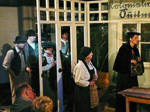 Bitteres Ende: Das Dorf beobachtet gebannt die Vorgänge im Kramerladen - © OVTP / gp