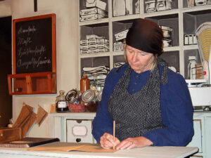 Immer schön das Geld zusammenhalten: Frau Suitner - © OVTP / gp