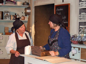 Verkäuferin Moidl hat mal wieder die unzuverlässige Huber-Bäuerin anschreiben lassen - © OVTP / gp