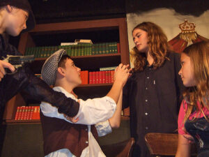 Der Autor fleht seine selbst erschaffenen Romanfiguren um Gnade ... © OVTP / gp, mib, da