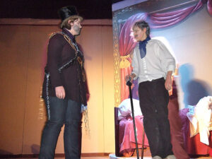 Sein verstorbener Geschäftspartner Marley schickt Scrooge drei Geister. © OVTP / gp