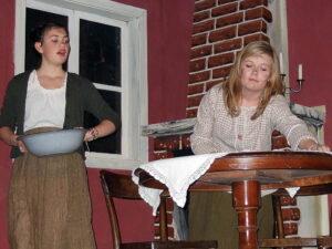 Der Geist der Gegenwart bringt Scrooge zur Familie seines Buchhalters. © OVTP / gp