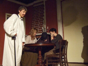 Der Geist zeigt Scrooge das kommende Elend seines Buchhalters. © OVTP / gp