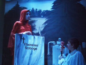 ... bald wird Scrooge seinen eigenen Tod vor Augen geführt bekommen. © OVTP / gp