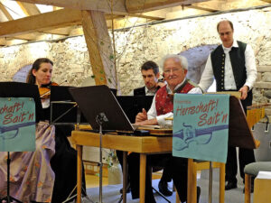 Das Esemble Herrschaft!Sait'n bei der Aufführung im Allianzsaal des ZUK im Maierhof des Klosters Benediktbeuern - © OVTP / F. Prantl