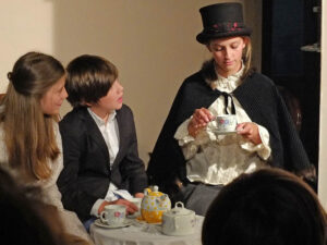 Jenny und Miky bewundern Mary. © OVTP / gp