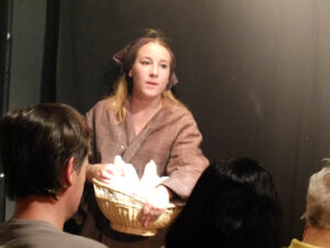 Gänsehautstimmung: Miky möchte der Taubenfrau Futter abkaufen. Der Vater Wilmar verhindert es. © OVTP / gp