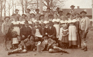 Die Mitglieder vom Gebirgstrachten Erhaltungs Verein „D’lustinga Wendlstoana“ (1904), aus dem durch Josef Kramer, Simon Hirschhäuter und Sepp Halbritter der „Volkstheater Verein Penzberg“ hervorging. Die Namen sind leider nicht mehr zuordenbar. © St95