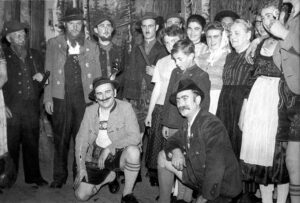 Die Jennerweininszenierung von 1958 mit dabei: Vorne v.l.: Luggi Kramer, Georg Schneider; Mitte: Margot Maurer, Vera Endres, Maria Weiglmeier, Reinhold Wriesnik; Hinten: Michael Wittenzellner, Alfons Holzapfel, Roman Meier, Franz Wagner, Kasl Beh, Inge Wagner, Franz Prantl, Hilde Heyda, Christa Schachner © StaP