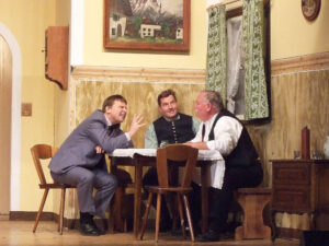 Sepp und Andreas bringen dem Bürgermeister schonend bei, dass der zu verschenkende Hl.Florian sehr wertvoll ist - © OVTP / gp